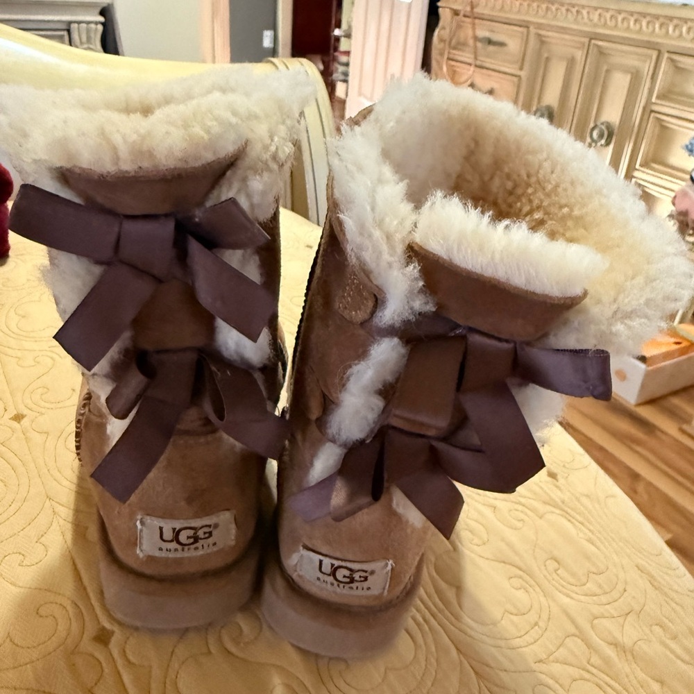 UGG Chestnut/Tan Shearling Lined Boot Interior - image 2